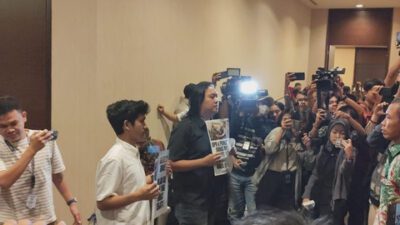 Koalisi Masyarakat Gebrak Pintu Rapat Panja, Minta RUU TNI Tak Dibahas Tertutup