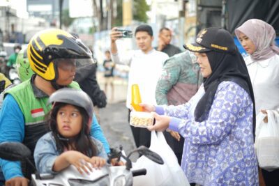 Walikota Bandar Lampung Bersama Kapolresta dan Dandim Bagikan Takjil untuk Warga