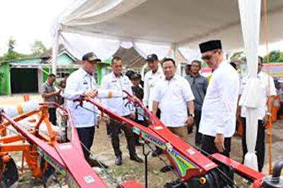 Dampingi Anggota DPR RI serahkan Alsintan, Bupati Novriwan Berharap Bisa Dimanfaatkan Untuk Tingkatkan Hasil Pertanian