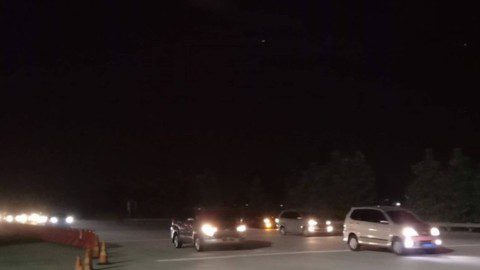 Suasana di ruas Jalan Tol Cipali dari arah Jakarta menuju Cirebon, Jawa Barat, Sabtu (23/12/2023) malam. Foto: Antara