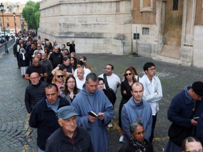 Ribuan Peziarah Ziarah Antre ke Makam Paus Fransiskus di Basilika Santa Maria Maggiore, Roma