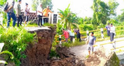 Wabup Lampung Selatan, M. Syaiful Tinjau Jembatan Ambrol Akibat Banjir, Pastikan Penanganan Cepat