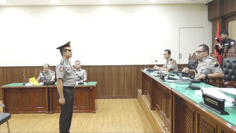 Eks Kapolres Ngada AKBP Fajar Widyadharma Lukman saat sidang etik di Mabes Polri, Senin (17/3/2025). Foto: Dok. Polri