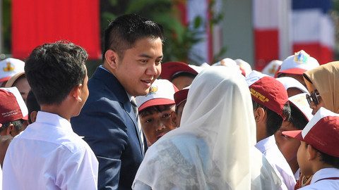 Seskab Teddy Indra Wijaya berinteraksi dengan sejumlah pelajar dan guru sebelum kunjungan kenegaraan Presiden Prancis Emmanuel Macron di Istana Merdeka, Jakarta, Rabu (28/5/2025). Foto: ANTARA
