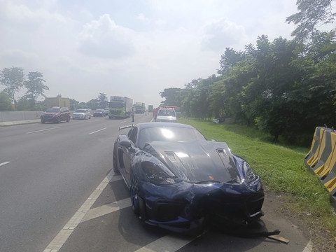 Porsche L-1322-DBI ringsek usai menabrak Rush yang ditumpangi sekeluarga di Tol Sidoarjo arah Porong. Foto: Dok. PJR