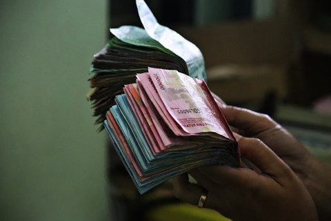Ilustrasi syarat BSU BPJS Ketenagakerjaan. Sumber: Unsplash/Mufid Majnun