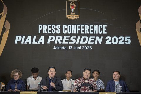 Ketum PSSI Erick Thohir bersama Ketua SC Piala Presiden 2025 Maruarar Sirait, Direktur Utama PT LIB Ferry Paulus, Ketua OC Harsiwi Achmad berikan keterangan terkait gelaran Piala Presiden 2025 di Menara Danareksa, Jakarta, Jumat (13/6/2025). Foto: ANTARA