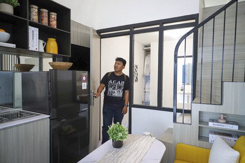 Warga melihat display rumah subsidi yang telah diperkecil di Jakarta, Sabtu (14/6/2025). Foto: kumparan