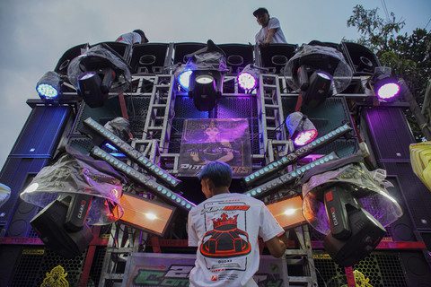 Warga menyiapkan peralatan saat gelaran Urek Urek Carnival yang diiringi perangkat audio kapasitas besar di Desa Urek-urek Kecamatan Gondanglegi, Kabupaten Malang, Jawa Timur, Sabtu (12/7/2025). Foto: ANTARA 
