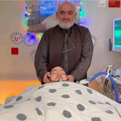 Pangeran Alwaleed bin Khalid binTalal (terbaring) bersama ayahnya, Pangeran Khalid bin Talal. Foto: instagram @khaled_bin_talal_alsaou