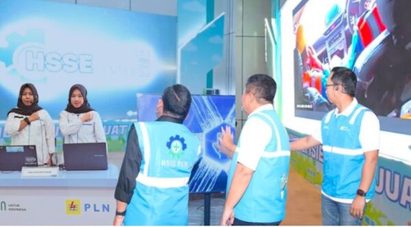 Simbolis Peluncuran Inovasi HSSE Command Center oleh oleh General Manager UID Lampung (tengah) didampingi oleh Manager K3 Distribusi HSSE PT PLN (Persero) Kantor Pusat, Warjito, dan Pimpinan PLN Electricity Service Sumbagsel