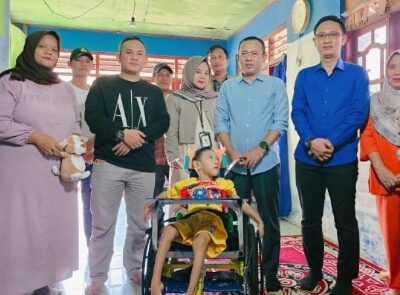 Wakili Bupati, Anggota DPRD Lamsel, Fraksi PAN Agus Sartono Serahkan Bantuan Kursi Roda untuk Dua Balita Berkebutuhan Khusus