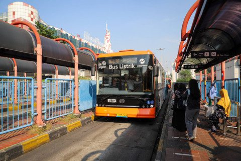 Sejumlah penumpang antre masuk bus listrik Transjakarta di Terminal Blok M, Jakarta, Rabu (17/7/2024). Foto: Istimewa