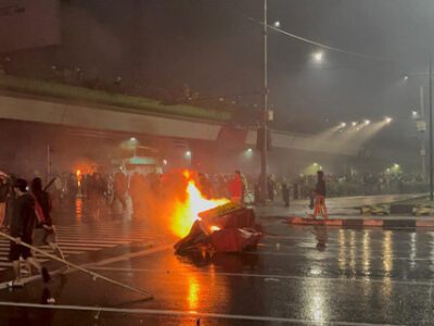 Kerusuhan Depan Mako Brimob Memanas, Massa Bakar Mobil dan Pos Polisi