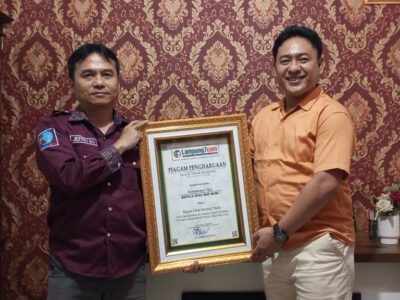 Kades Way Huwi, M. Yani Terima Penghargaan Spesial “Kades Sahabat Media” dari Lampung7.com