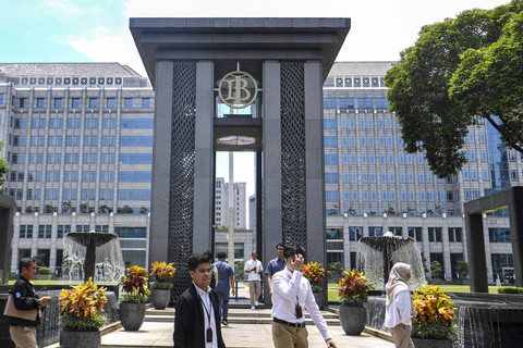 Sejumlah pekerja berjalan di kawasan Gedung Bank Indonesia, Jakarta, Rabu (3/9/2025). Foto: Istimewa