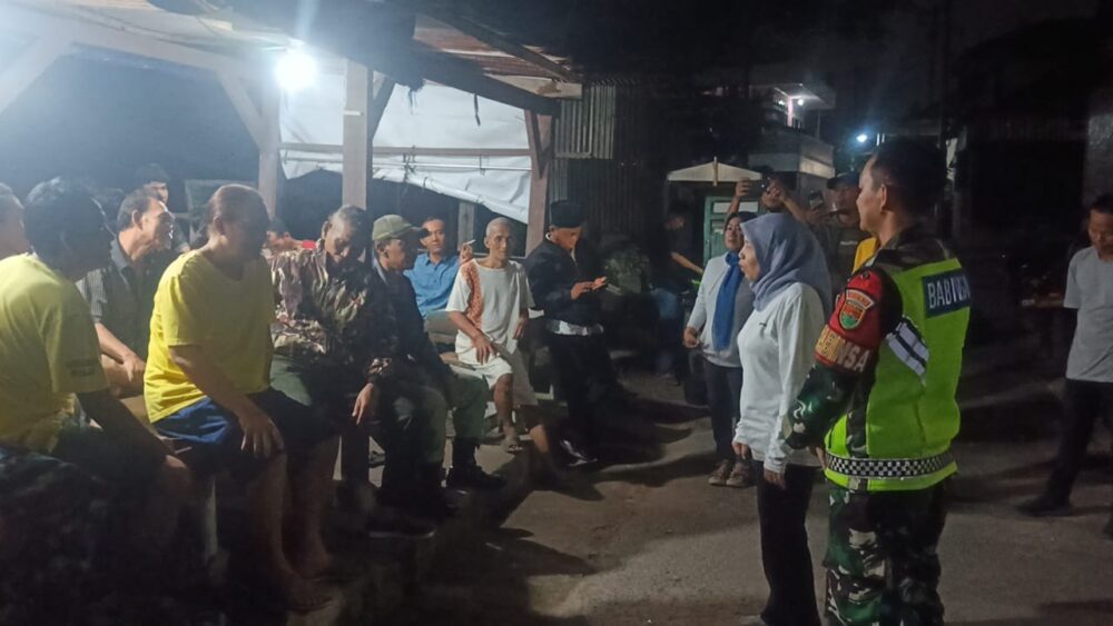 Babinsa Pimpin Siskamling di Kebon Jeruk, TNI dan Warga Bersinergi Jaga Kamtibmas