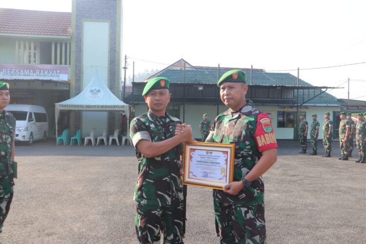 Babinsa Teluk Betung Utara Terima Penghargaan atas Dedikasi Jaga Kamtibmas