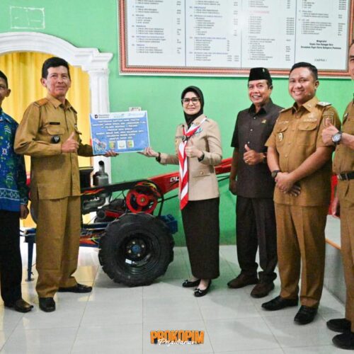 Bupati Pesawaran Serahkan Bantuan Handtractor untuk BUMDes Mekar Sari