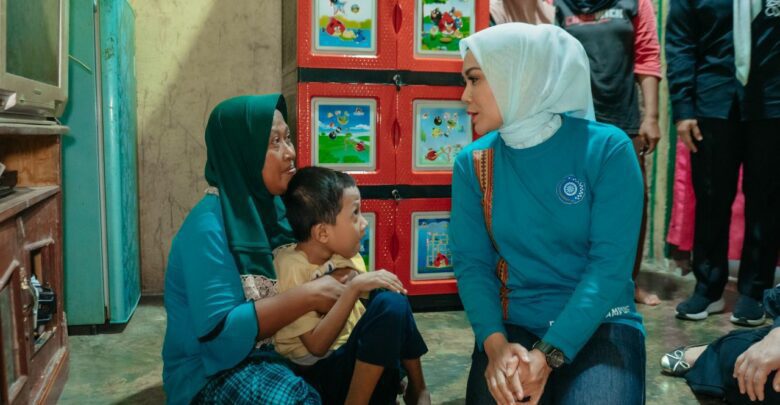 Wulan Mirza Kunjungi Bocah Penderita Gizi Buruk di Natar: “Kita Dampingi Sampai Sembuh”