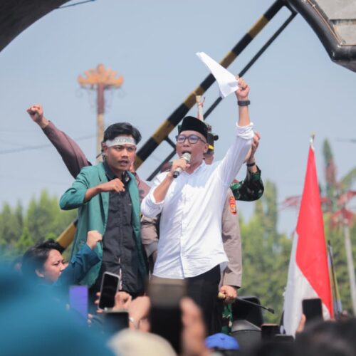 Suara Rakyat Didengar, Gubernur Mirza Sambut Massa dengan Aksi Damai