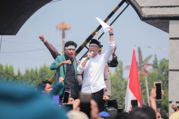 Suara Rakyat Didengar, Gubernur Mirza Sambut Massa dengan Aksi Damai
