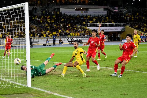 Pemain Timnas Malaysia Corbin Ong mencetak gol ke gawang Timnas Vietnam pada pertandingan Grup F Kualifikasi Piala Asia 2027 di Stadion Bukit Jalil, Kuala Lumpur, Malaysia, Selasa (10/6/2025). Foto: AFP