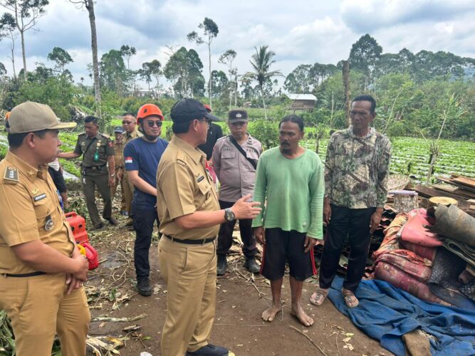 Pasca Cuaca Ekstrem di Balik Bukit, Sekda Lampung Barat Serahkan Bantuan dan Imbau Warga Tetap Waspada