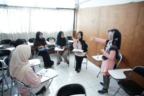 UPA Bahasa Gelar Kelas ECC untuk Tingkatkan Kemampuan Berbicara Bahasa Inggris Mahasiswa