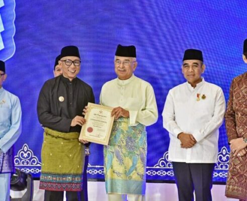 Gubernur Mirza Terima Anugerah Tun Perak dari Dunia Melayu Dunia Islam (DMDI)