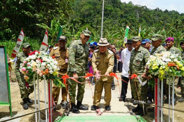 Pangdam XXI/Radin Inten Resmikan Jembatan Gantung Garuda di Pekon Umbar