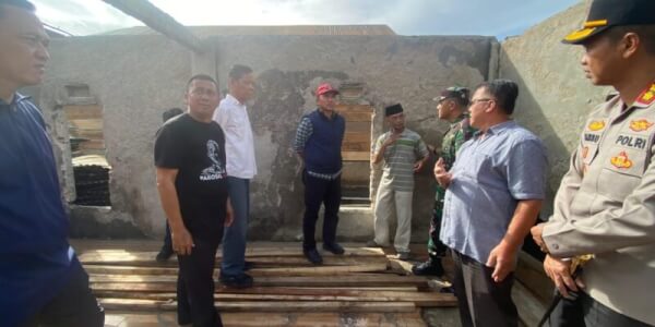 Tinjau Korban Kebakaran, Bupati Parosil Imbau Masyarakat Tingkatkan Kewaspadaan Bencana