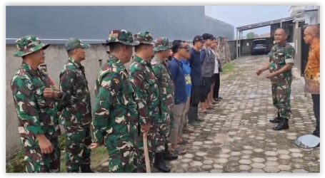 Babinsa Way Kandis Bersama Warga Gelar Gotong Royong Kamis Bersih
