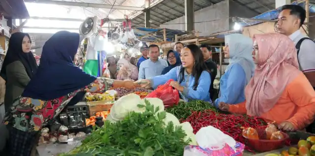 Zita Anjani Tinjau Harga Sembako di Pasar Sidomulyo Lampung Selatan Jelang Ramadan