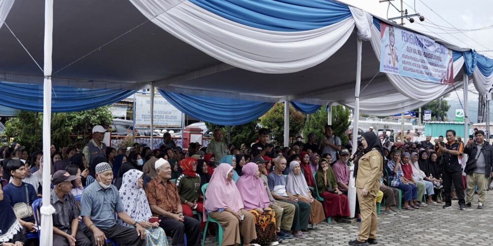 Wali Kota Eva Dwiana Salurkan Bantuan Beras untuk Warga Teluk Betung Barat Jelang Idul Fitri 1447 H