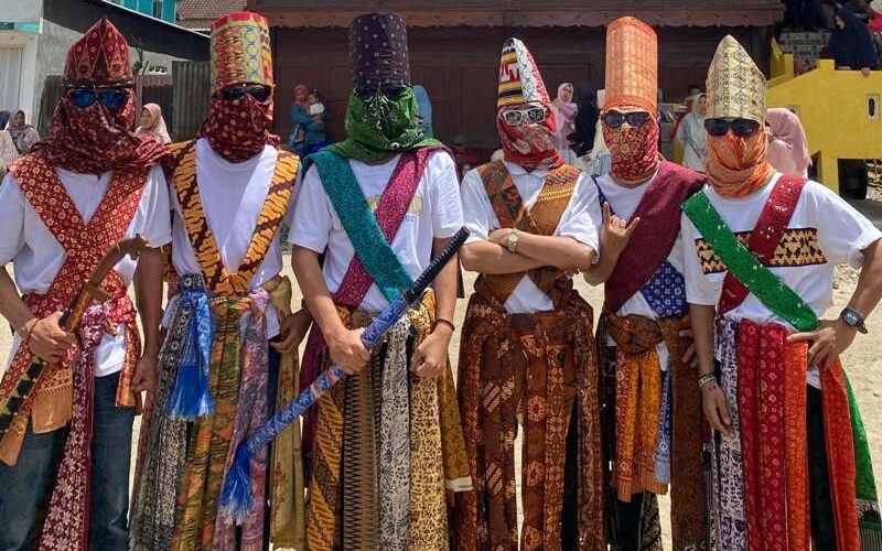 Bupati Parosil Mabsus Ajak Warga Lestarikan Sekura Cakak Buah, Tegaskan Jaga Nilai Budaya Lampung Barat