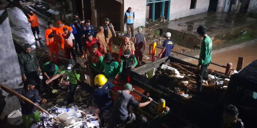Hujan Deras Guyur Bandar Lampung, Pemkot Kerahkan Satgas Gabungan Bersihkan Drainase