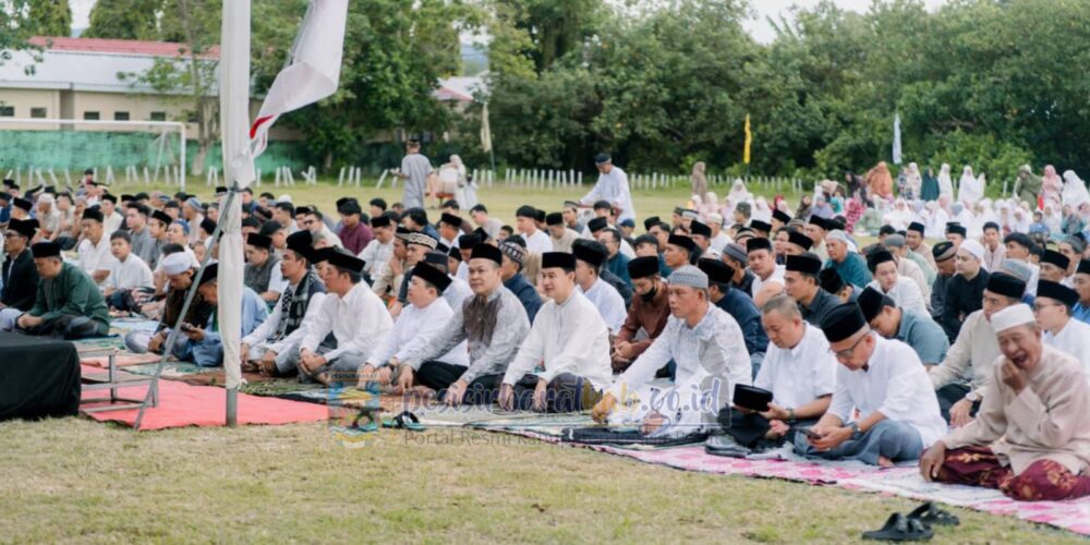Bupati dan Wakil Bupati Pesisir Barat Ikuti Sholat Idul Fitri 1447 Hijriah, Ajak Perkuat Persatuan dan Silaturahmi