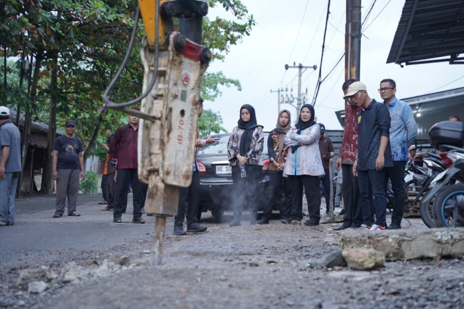 Gerak Cepat, Eva Dwiana Perbaiki Jalan dan Drainase di Kedamaian untuk Atasi Banjir