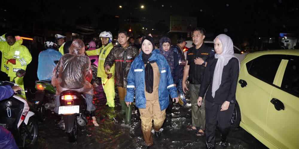 Hujan Deras Picu Banjir, Eva Dwiana Turun Langsung, Satgas Gerak Cepat Atasi Genangan