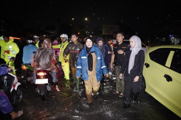 Hujan Deras Picu Banjir, Eva Dwiana Turun Langsung, Satgas Gerak Cepat Atasi Genangan