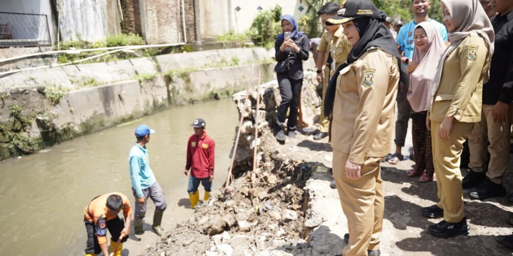 Tinjau Drainase Pascahujan, Wali Kota Eva Dwiana Pastikan Saluran Air di Tanjung Senang Lancar