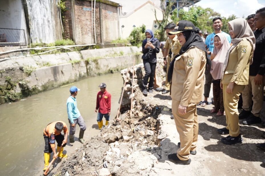 Tinjau Drainase Pascahujan, Wali Kota Eva Dwiana Pastikan Saluran Air di Tanjung Senang Lancar