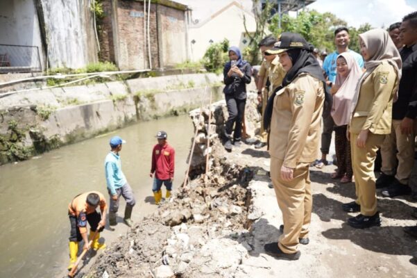 Tinjau Drainase Pascahujan, Wali Kota Eva Dwiana Pastikan Saluran Air di Tanjung Senang Lancar