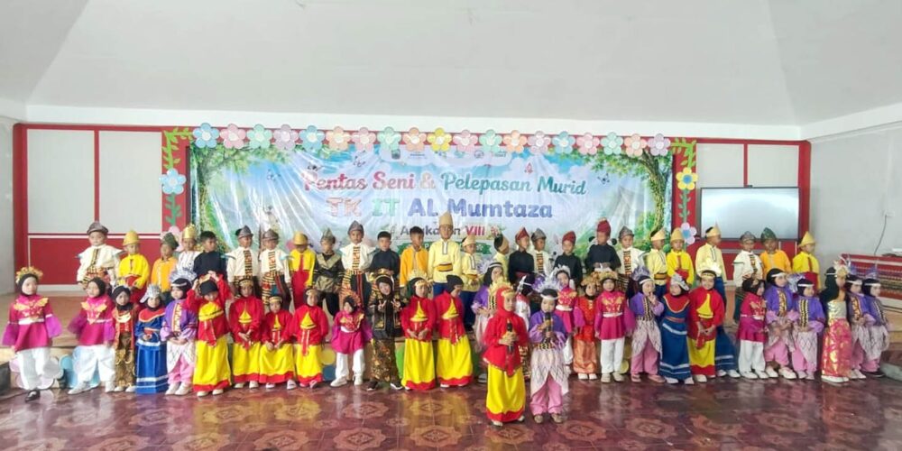 Air Mata Haru dan Senyum Bangga Warnai Pelepasan Murid TK IT Al Mumtaza Kalianda Angkatan VIII