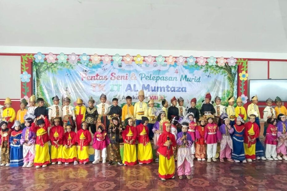 Air Mata Haru dan Senyum Bangga Warnai Pelepasan Murid TK IT Al Mumtaza Kalianda Angkatan VIII