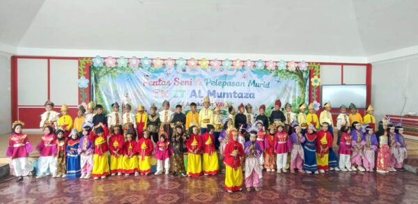 Air Mata Haru dan Senyum Bangga Warnai Pelepasan Murid TK IT Al Mumtaza Kalianda Angkatan VIII