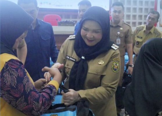 Wali Kota Eva Dwiana Serahkan Bantuan Telur untuk Cegah Stunting di Bandar Lampung
