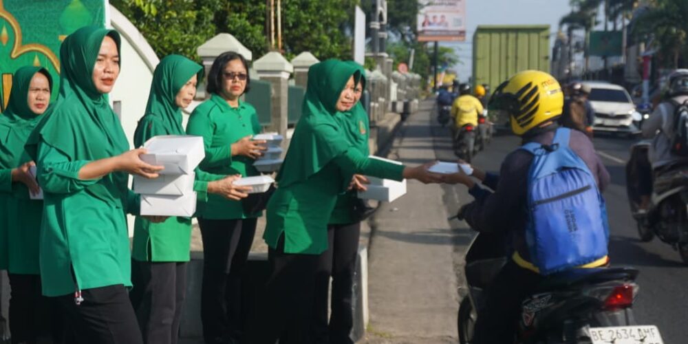 Jumat Berkah Persit Korem 043/Gatam, Bagikan Nasi Kotak dan Tebar Kepedulian untuk Masyarakat