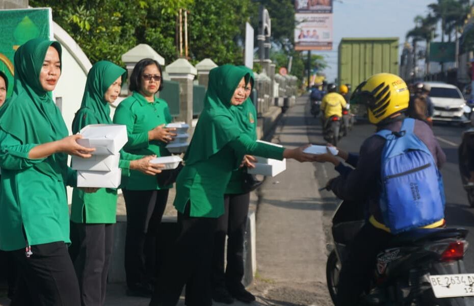 Jumat Berkah Persit Korem 043/Gatam, Bagikan Nasi Kotak dan Tebar Kepedulian untuk Masyarakat